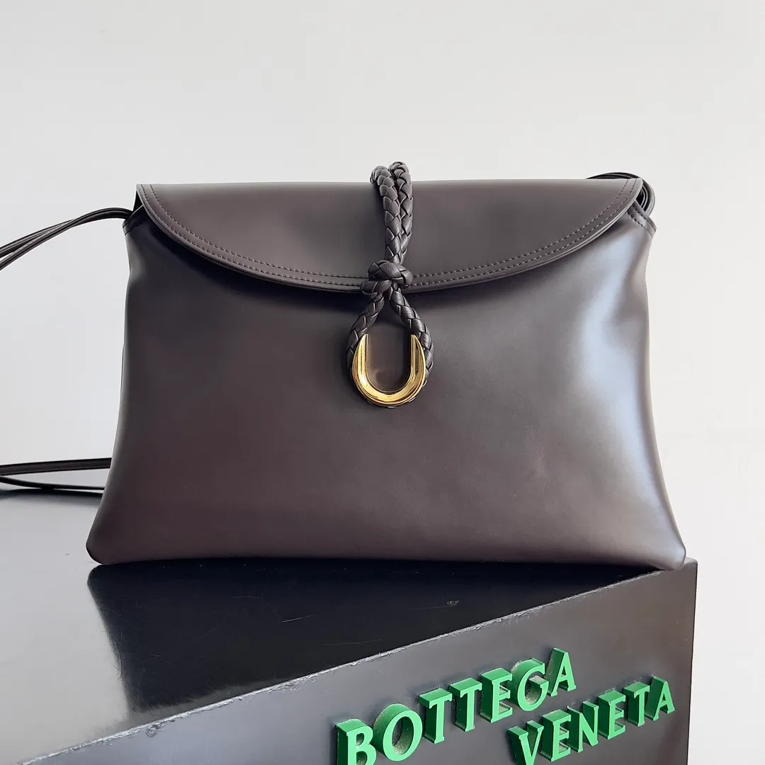 Batch 1680 Inspired by the 1970s, the Bottega Veneta women's logo shoulder bag has a smooth leather surface that brings a clean and handsome feel, just like the neatness and tenacity of a working woman. The front buckle is made of high-quality hardware pendant, the overall retro elegance, and the excellent leather feels soft. This Bottega Veneta series can be described as beautiful, weakening the complexity of the outfit, not competing for it, and only using the best quality to interpret itself. Style number: 806034 (large size) Size: 30*20*8cm